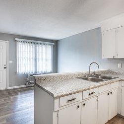 modern kitchen at Ashley Oaks Apartments located in Perry, GA